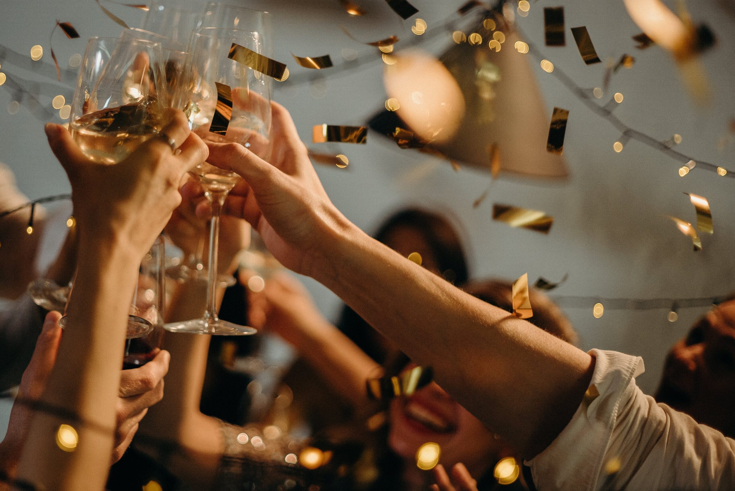8 Essential New Year's Resolutions for your PR Strategy 1 A image of people celebrating the new year
